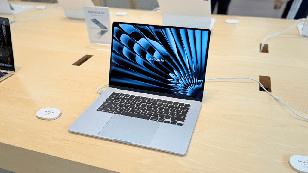 macbook air azul celeste M4 - display apple store - arin