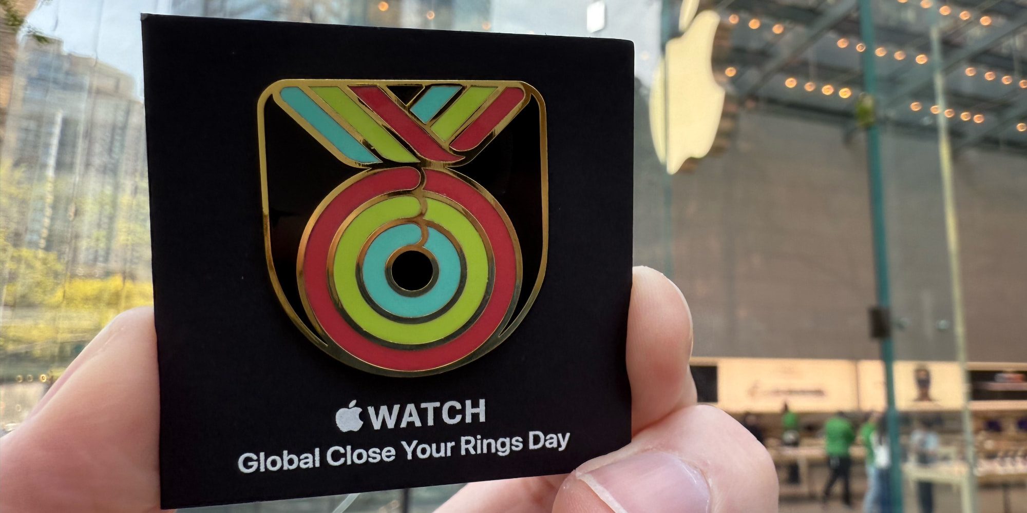 Сегодня в Apple Store можно бесплатно получить значок Apple Watch
