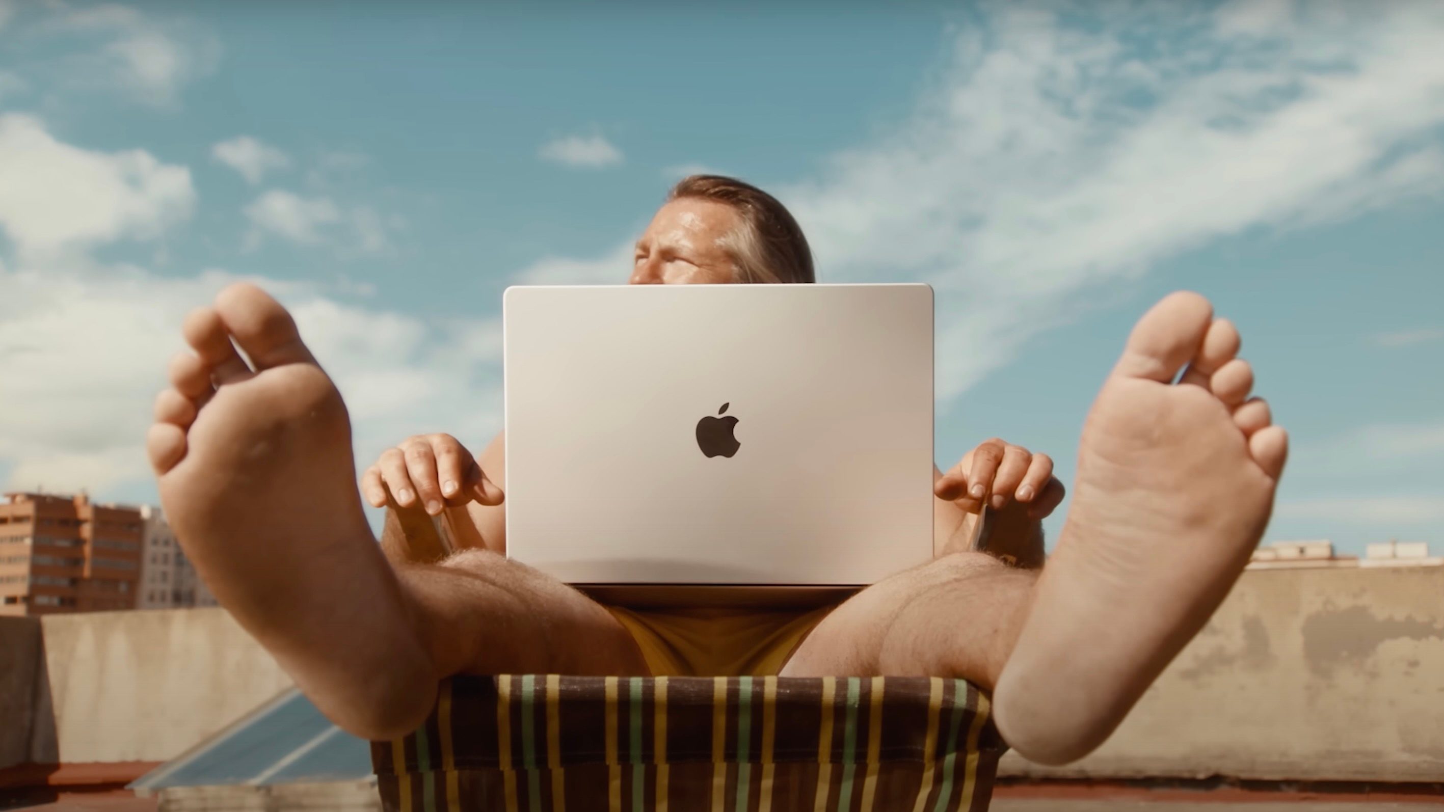 Apple демонстрирует дисплей MacBook Pro с нанотекстурой и время автономной работы в новых видео