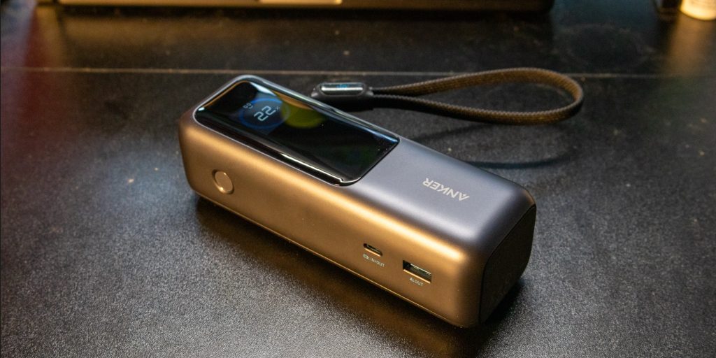Review: Anker's compact 25,000mAh battery bank is top-notch for powering  Apple devices - 9to5Mac