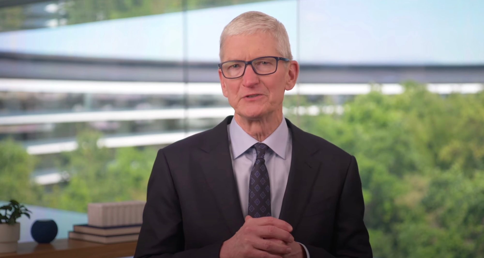 Глава Apple Тим Кук поблагодарил Трампа за фокус на производстве чипов в США