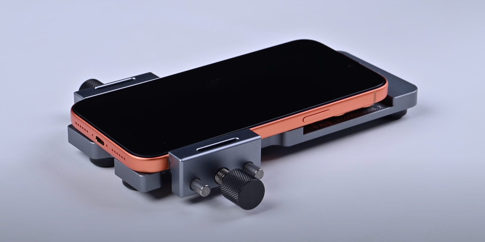 Ремонтный YouTube-блогер пытается увеличить объем памяти iPhone 17 Pro Max до 2 ТБ в день старта продаж