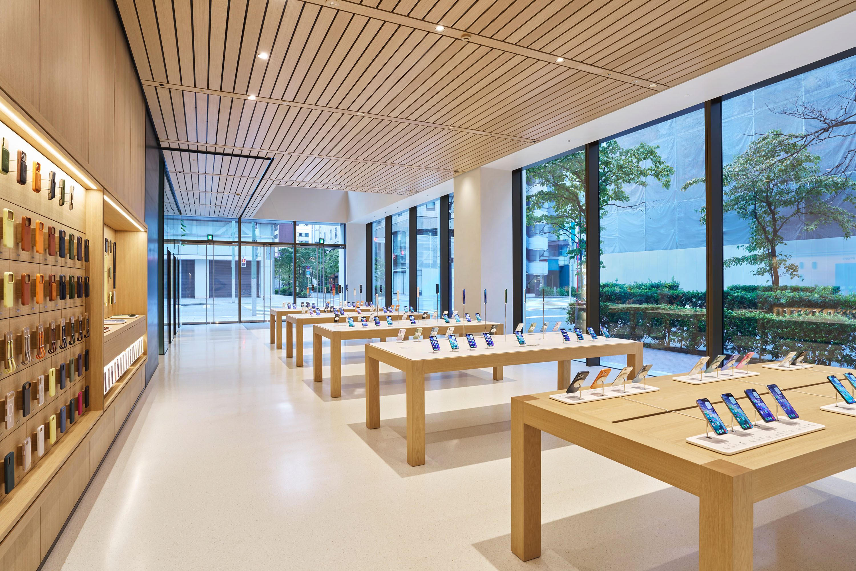 Как Apple Store борются с царапинами на iPhone 17