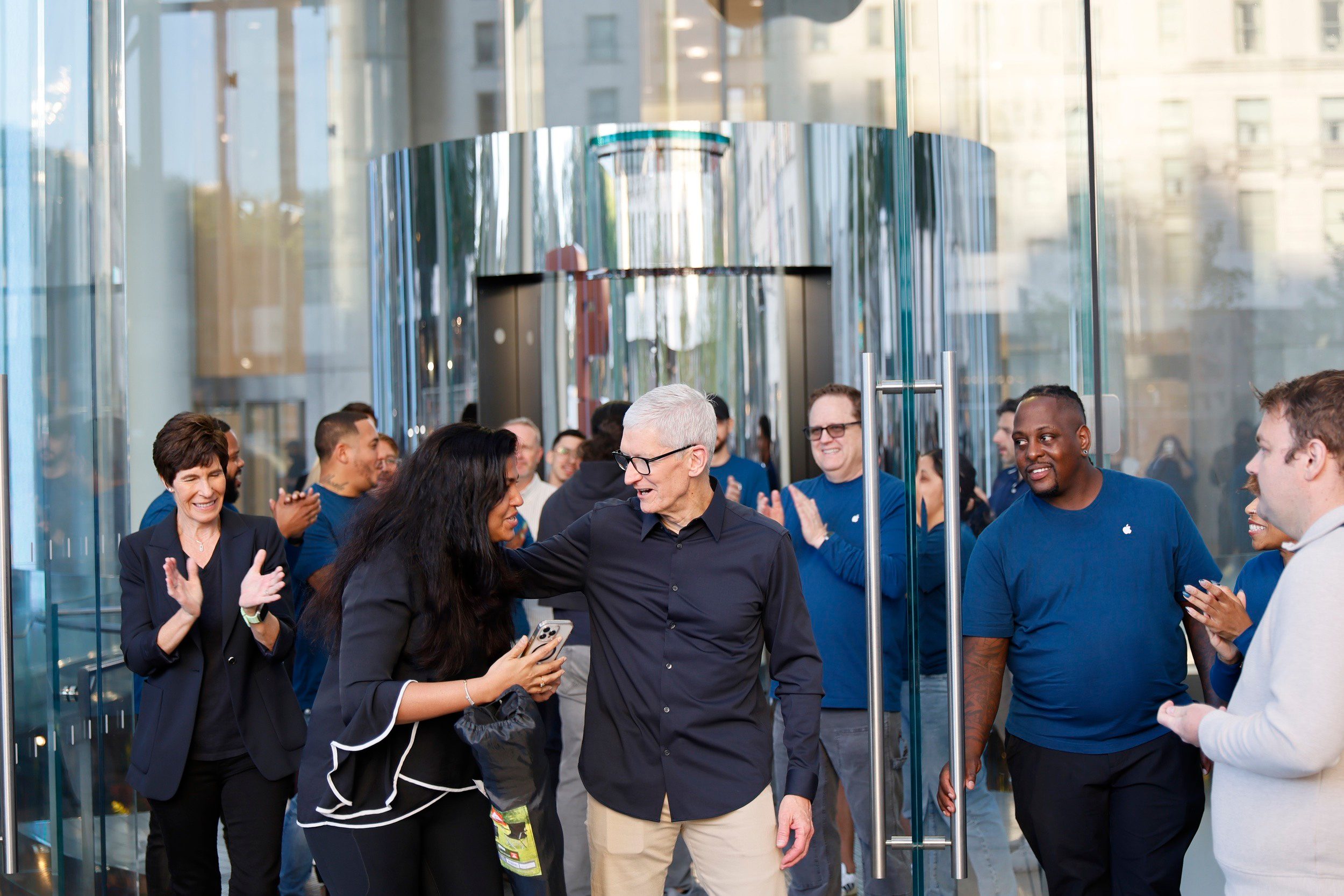 Руководители Apple отмечают iPhone 17, iPhone Air и другие новинки в магазине на Пятой авеню