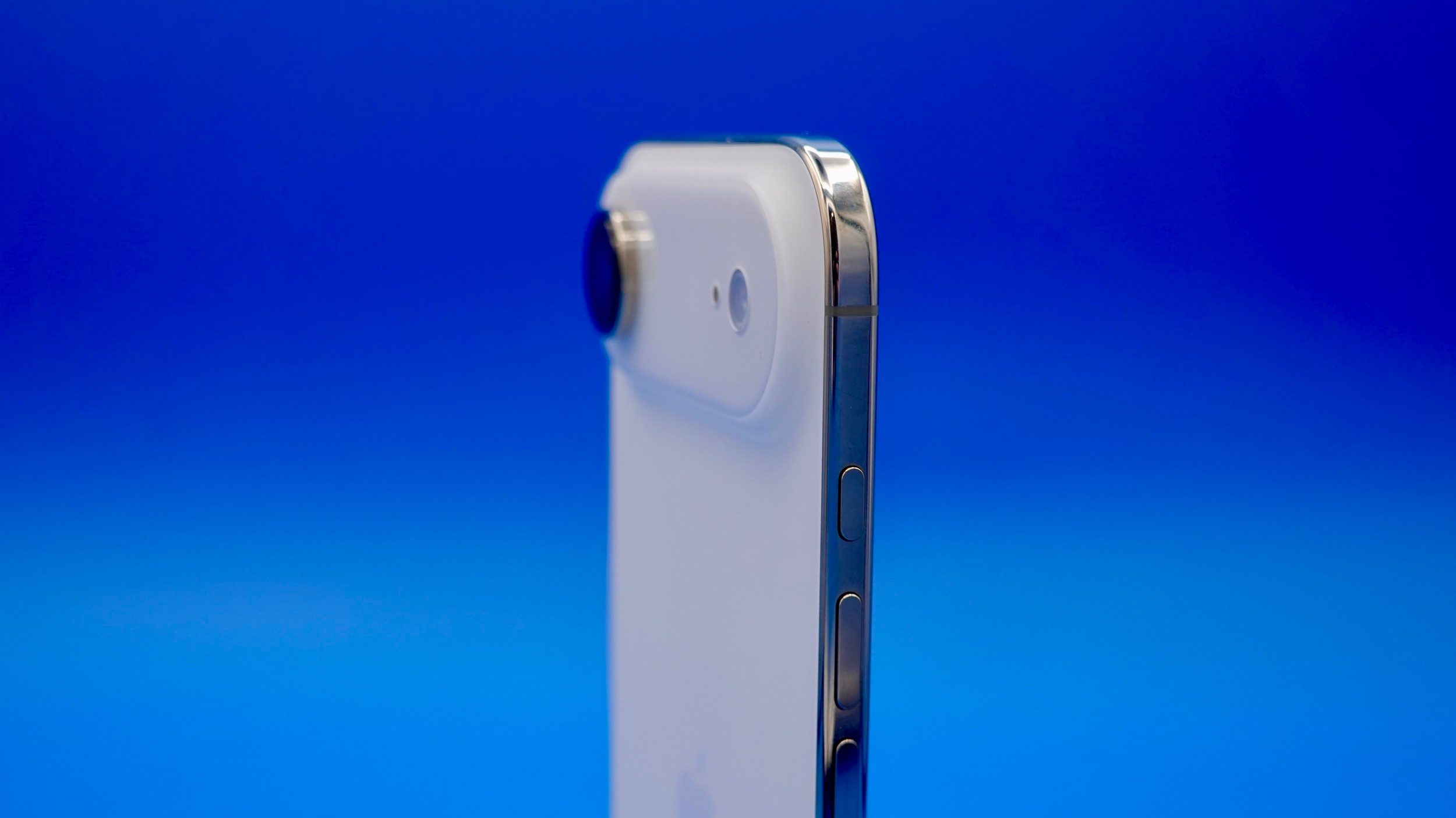 Обзор iPhone Air: Самый тонкий iPhone в истории, но какой ценой?