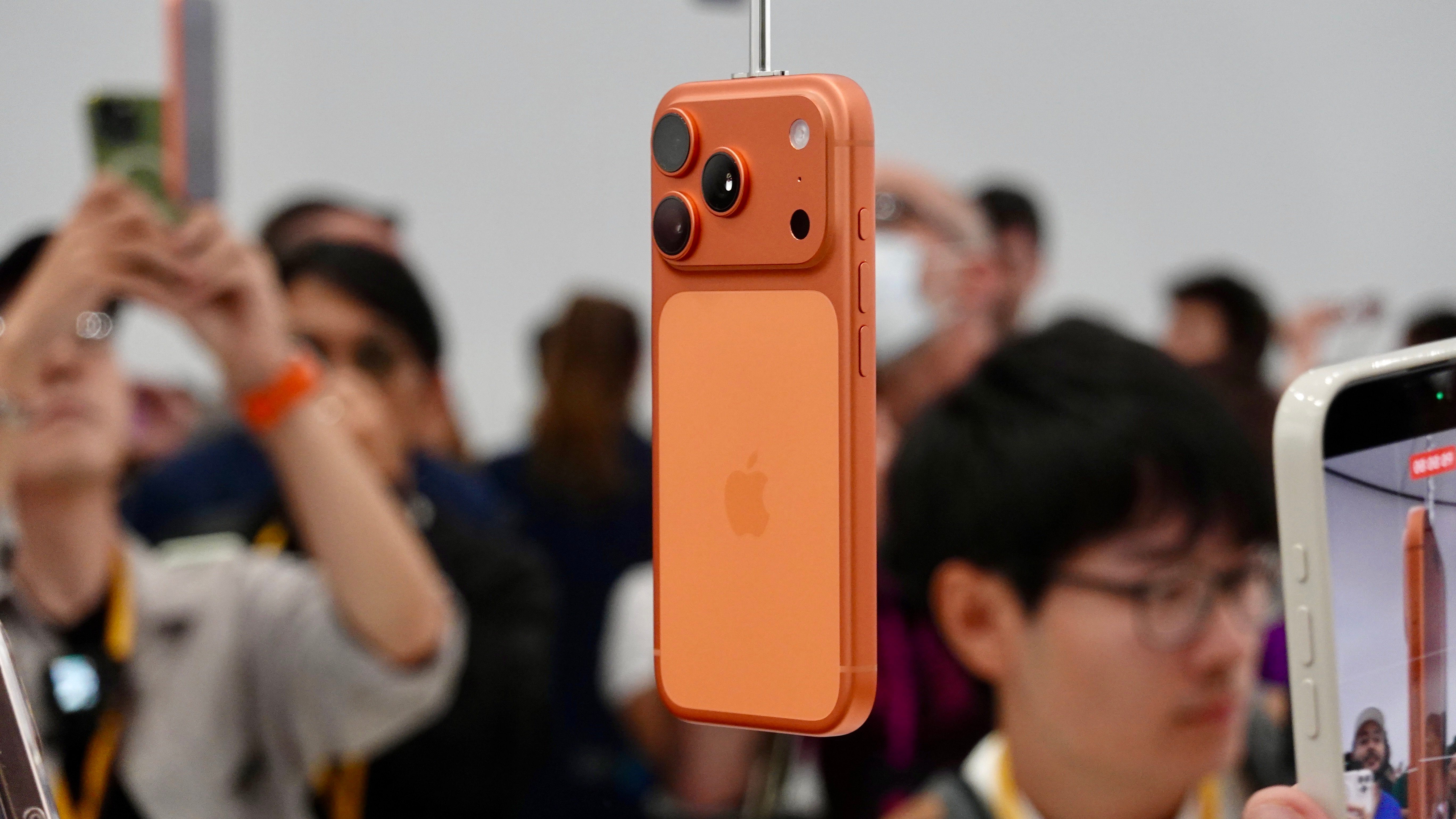 iPhone 17 Pro возвращает стеклянную вставку для антенны 5G mmWave в американских моделях