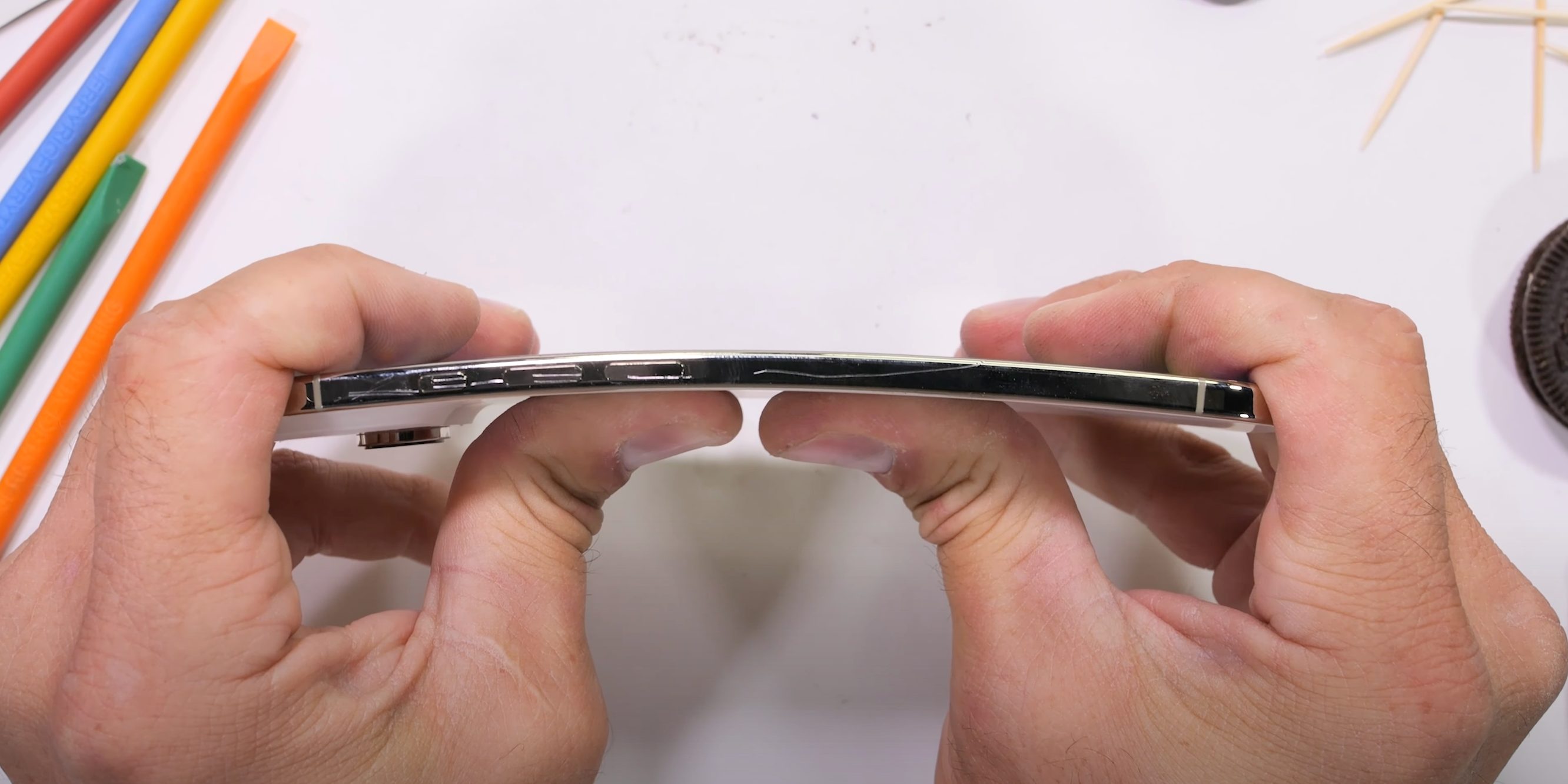 Тест на изгиб iPhone Air подтверждает заявление Apple о самом прочном iPhone, также впечатляет устойчивость передней панели к царапинам