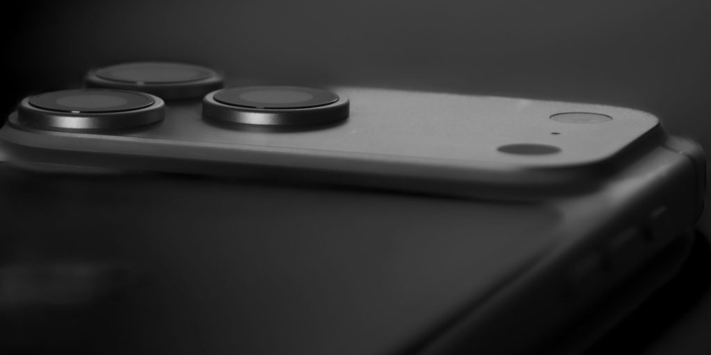 Leaker faz afirmação improvável sobre melhor desempenho telefoto do iPhone 18 | Close do módulo de câmera do iPhone 17 Pro