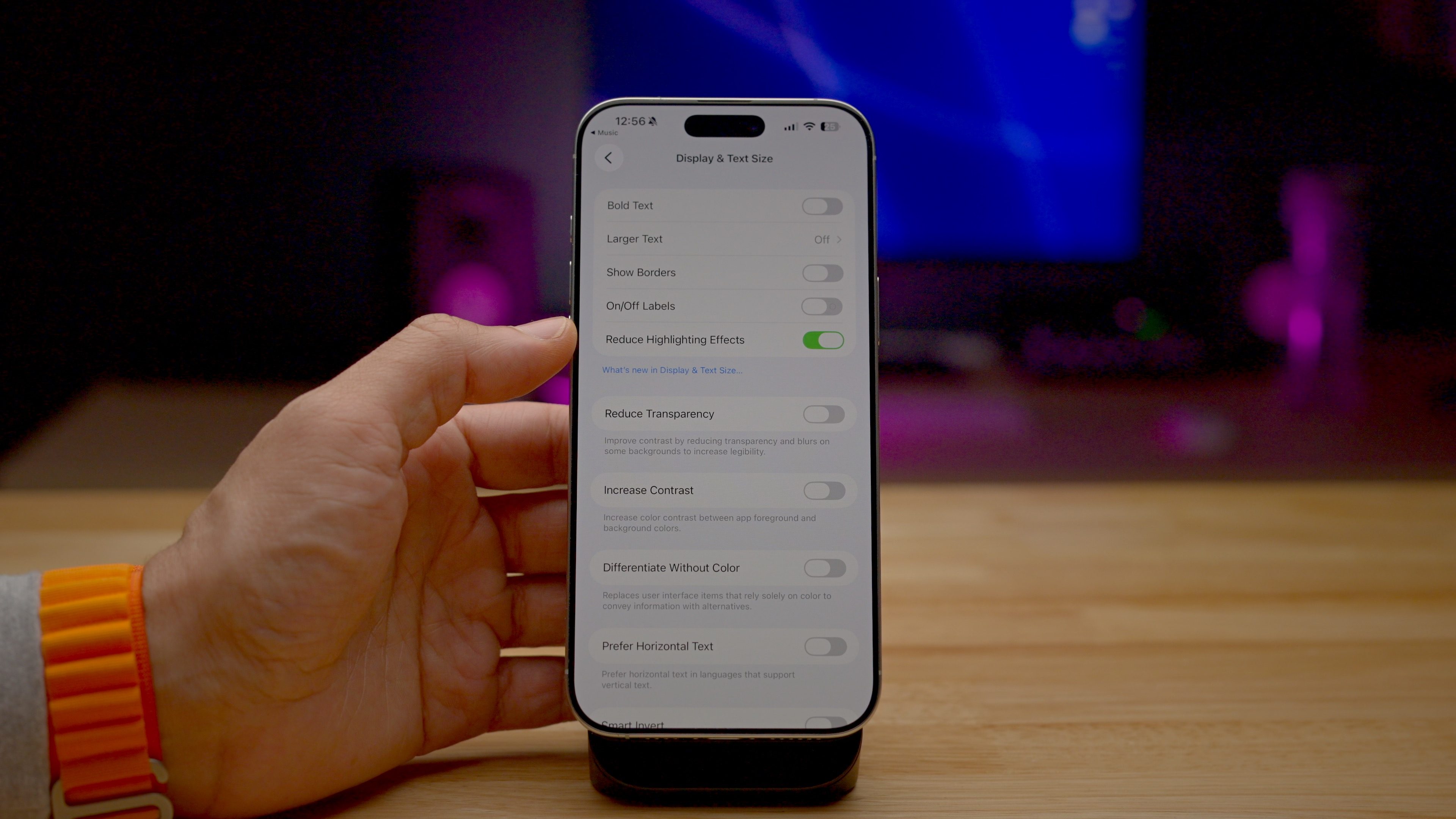 Accesibilidad > Reducir efectos de resaltado – iOS 26.4 Beta 2″ clase =”wp-imagen-1040719″ srcset=”https://9to5mac.com/wp-content/uploads/sites/6/2026/02/iOS-26.4-beta-2-reduce-highlighting-effects.jpg 3840w, https://9to5mac.com/wp-content/uploads/sites/6/2026/02/iOS-26.4-beta-2-reduce-highlighting-effects.jpg?resize=155,87 155w, https://9to5mac.com/wp-content/uploads/sites/6/2026/02/iOS-26.4-beta-2-reduce-highlighting-effects.jpg?resize=655,368 655w, https://9to5mac.com/wp-content/uploads/sites/6/2026/02/iOS-26.4-beta-2-reduce-highlighting-effects.jpg?resize=768,432 768w, https://9to5mac.com/wp-content/uploads/sites/6/2026/02/iOS-26.4-beta-2-reduce-highlighting-effects.jpg?resize=1024,576 1024w, https://9to5mac.com/wp-content/uploads/sites/6/2026/02/iOS-26.4-beta-2-reduce-highlighting-effects.jpg?resize=1536,864 1536w, https://9to5mac.com/wp-content/uploads/sites/6/2026/02/iOS-26.4-beta-2-reduce-highlighting-effects.jpg?resize=2048,1152 2048w, https://9to5mac.com/wp-content/uploads/sites/6/2026/02/iOS-26.4-beta-2-reduce-highlighting-effects.jpg?resize=350,197 350w, https://9to5mac.com/wp-content/uploads/sites/6/2026/02/iOS-26.4-beta-2-reduce-highlighting-effects.jpg?resize=140,79 140w, https://9to5mac.com/wp-content/uploads/sites/6/2026/02/iOS-26.4-beta-2-reduce-highlighting-effects.jpg?resize=1600,900 1600w, https://9to5mac.com/wp-content/uploads/sites/6/2026/02/iOS-26.4-beta-2-reduce-highlighting-effects.jpg?resize=150,84 150w” tamaños =”automático, (ancho máximo: 3840 px) 100 vw, 3840 px”/></figure>
<p>Por supuesto, Apple también está agregando la capacidad de enviar y recibir mensajes RCS cifrados, y aunque Beta 1 es donde apareció por primera vez el interruptor para habilitar la función, Apple señala que con Beta 2 los usuarios ahora podrán probar la función. Intenté probar el mensaje E2EE RCS con un <a href=