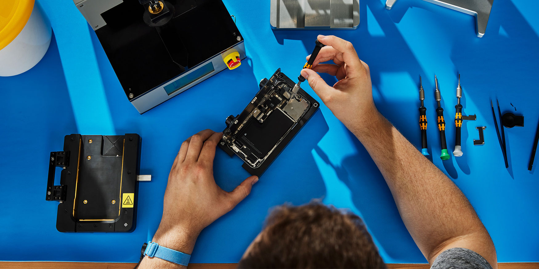 9to5mac.com - Marcus Mendes - Apple publishes repair manuals for iPhone 17e, MacBook Neo, more