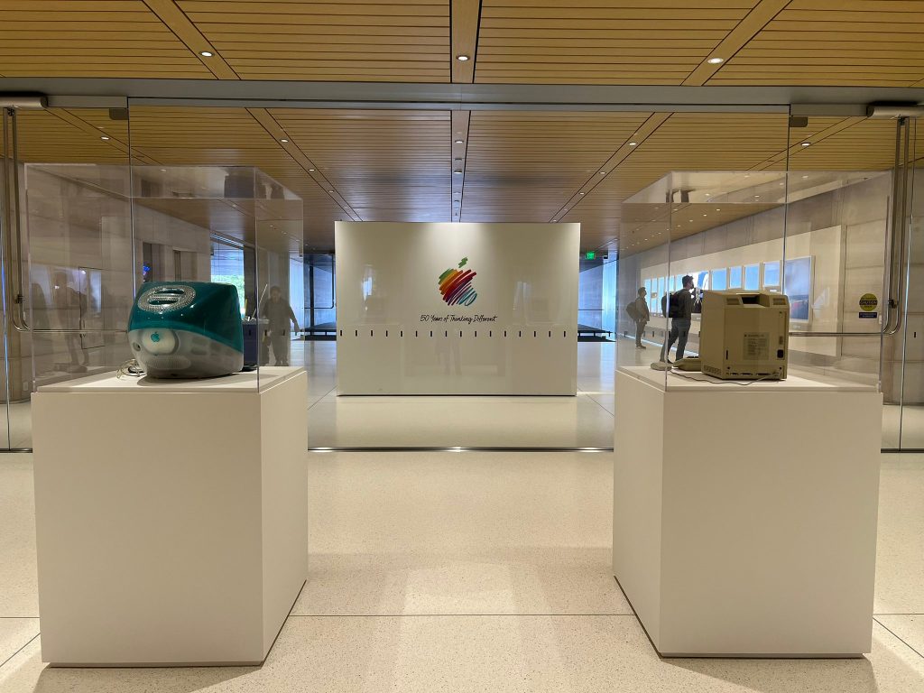 iMac e Macintosh em exibição no Apple Park