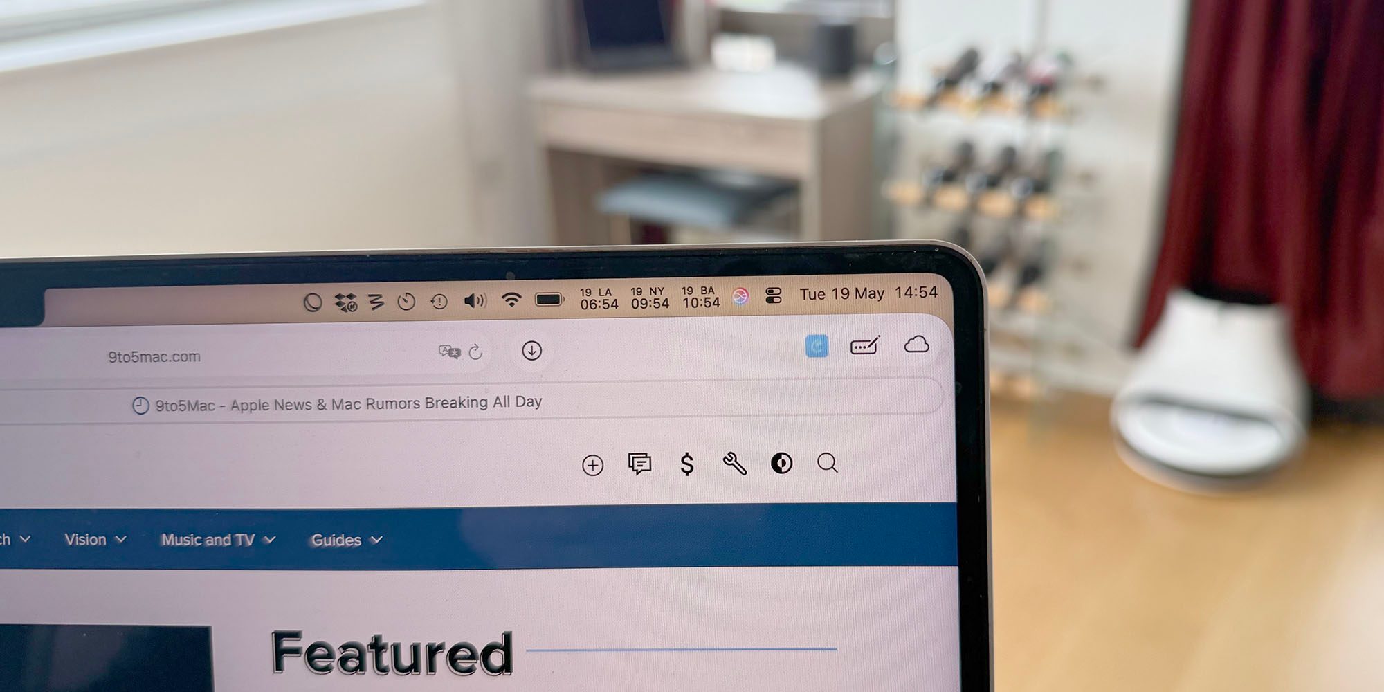 How to stop menu bar items being hidden behind the MacBook…