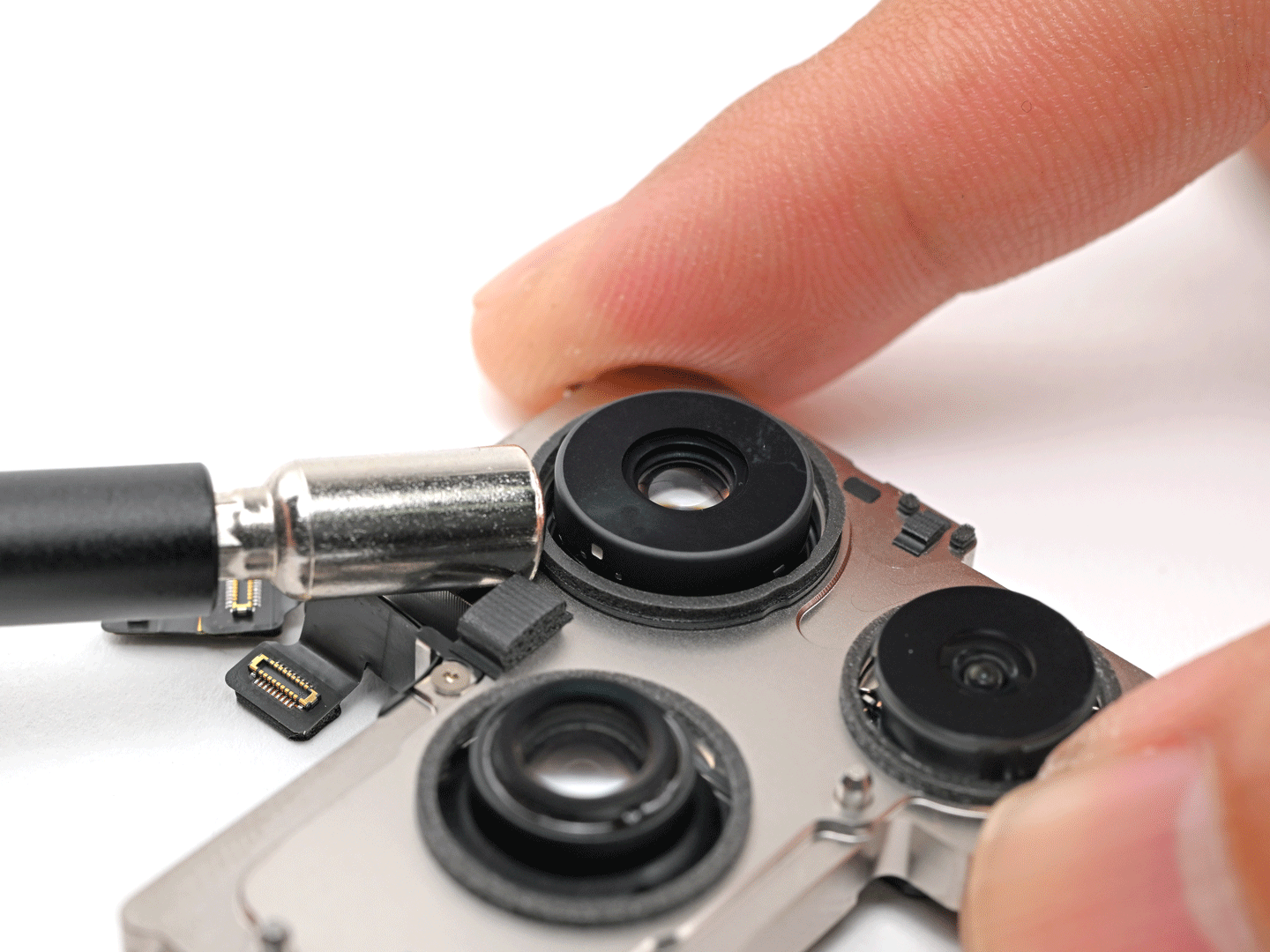 iFixit tears down iPhone 18 Pro, explores variable aperture, finds concerning repair issue