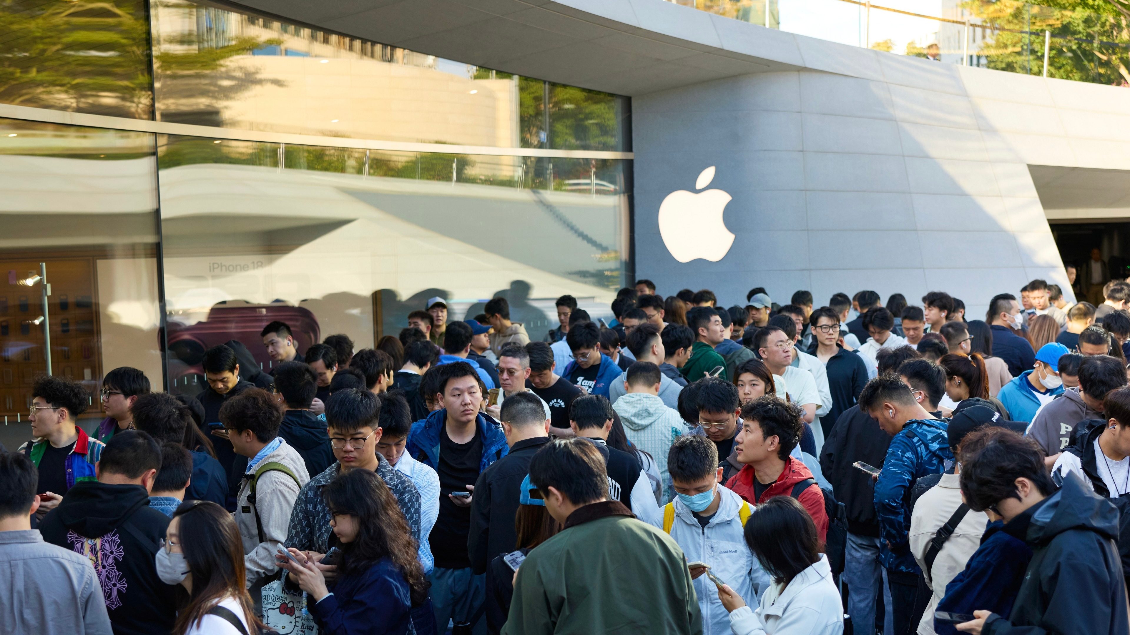 Старт продаж iPhone Duo: у магазинов Apple выстроились очереди, количество устройств для покупателей без предзаказа ограничено